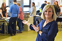 Frau präsentiert Jugendforscht