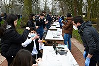Tisch Reihe mit Schülern als Tester